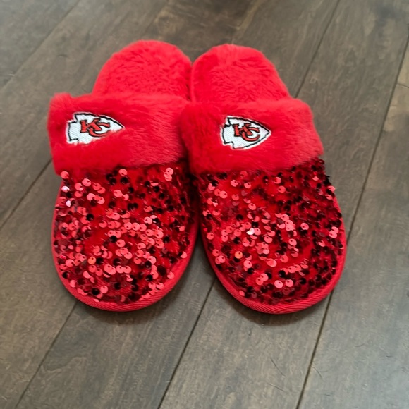 Chiefs slippers!! Size small (5/6) - Picture 1 of 3